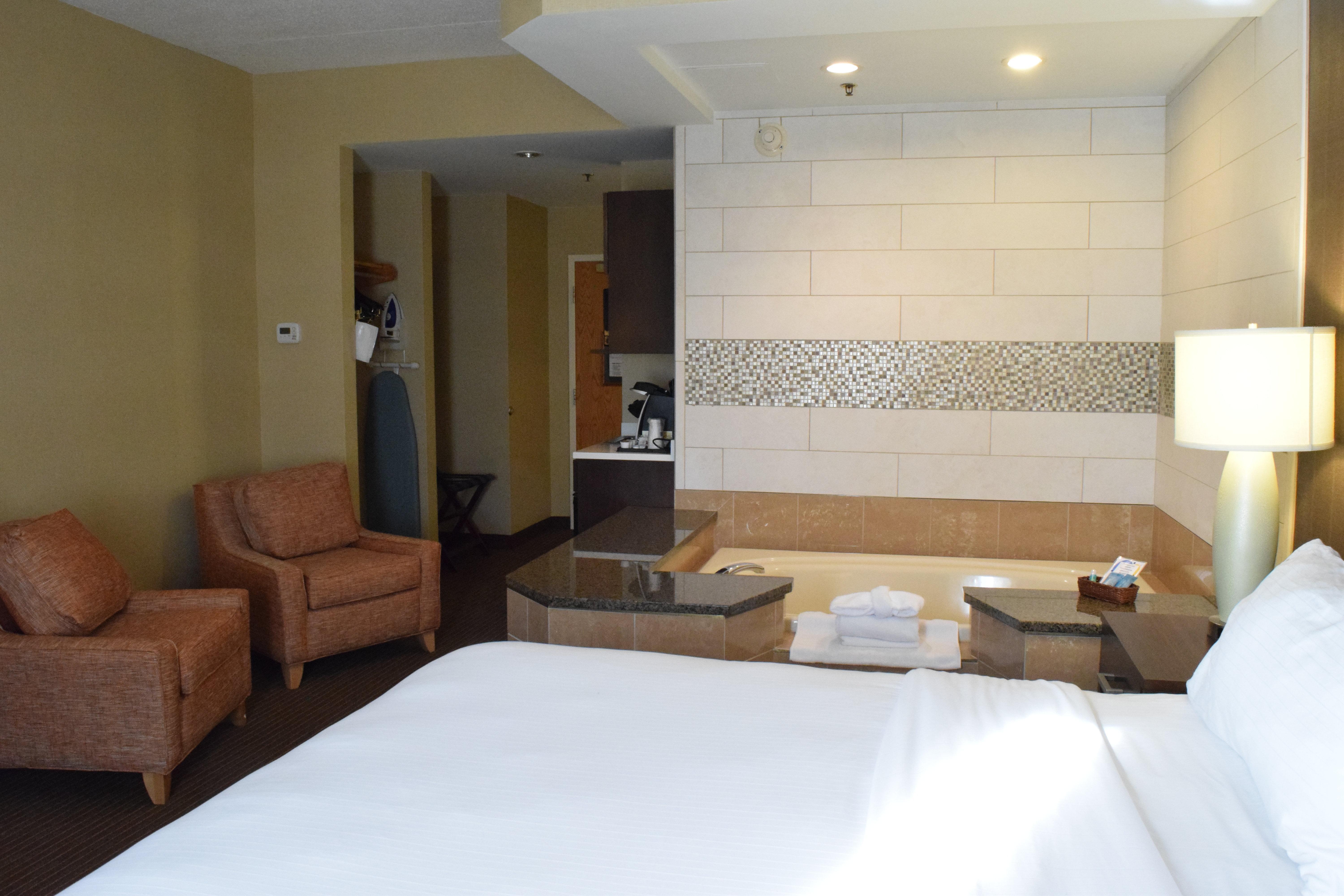 Holiday Inn Express Hotel & Suites Watertown - Thousand Islands By Ihg 외부 사진
